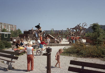 821900 Afbeelding van spelende kinderen op de speelplaats in het Park De Gagel te Utrecht.